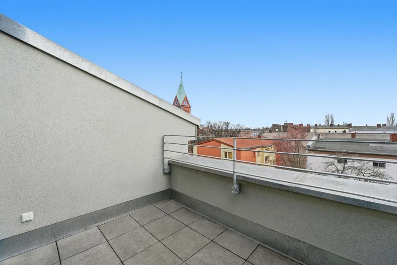Stilvolle Dachgeschosswohnung in Spandau – 2 Zimmer, EBK und Balkon nahe Havel  Altstadt Spandau — photo 1